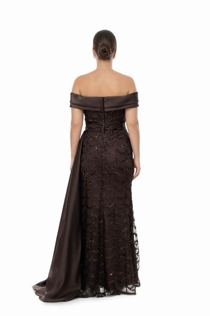 فستان سهرة بني اللون مزين بالترتر وياقة من الساتان، بمقاسات كبيرة